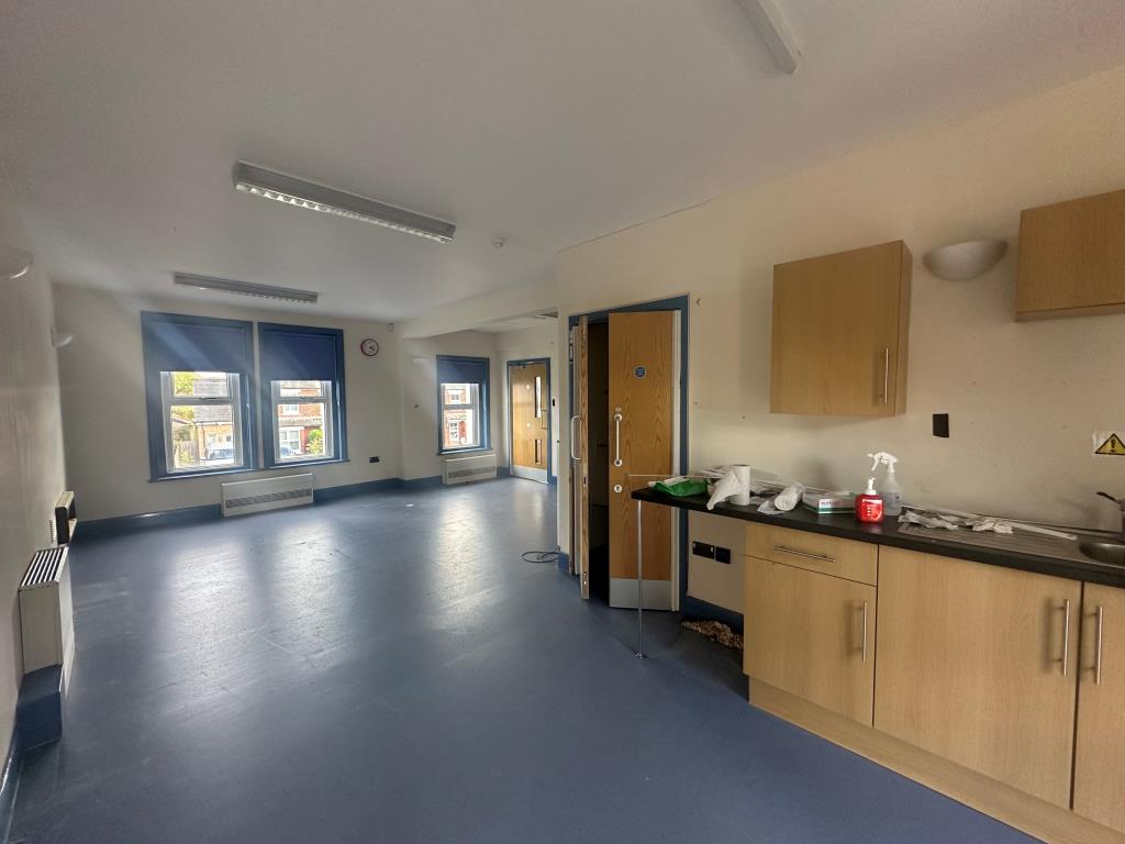 Lot: 68 - DETACHED FREEHOLD PROPERTY WITH POTENTIAL - L shaped first floor room